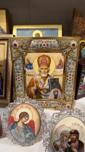 Рукописная икона из финифти Николай Чудотворец с гранатами и окладом горячая эмаль (Размер 16х19 см)